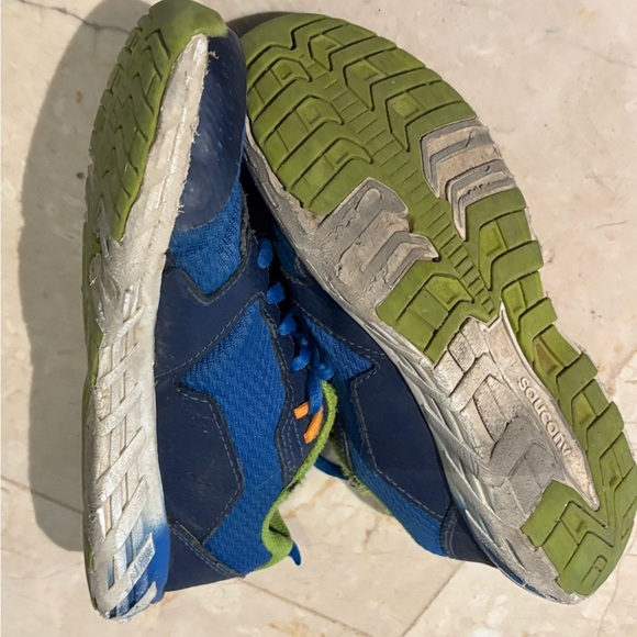 ASICS kids runners size 2 - Picture 3 of 4